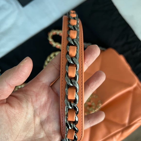 CHANEL 19 HANDBAG Lambskin, Gold-Tone, Silver-Tone&Ruthenium-Finish Metal CORAL - Picture 9 of 13